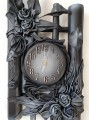 Zegar ścienny z srebrnymi różami ze skóry.jpg