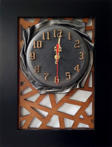 Zegar ścienny w kolorze czarno koniakowym.jpg