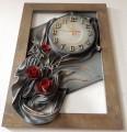 Stylowy zegar w szarej drewnianej ramie, rękodzieło ze skóry, czerwone róże, piękny prezent, pamiątka do nowego domu, twoja dedykacja, grawer, WYJĄTKOWY I JEDYNY 