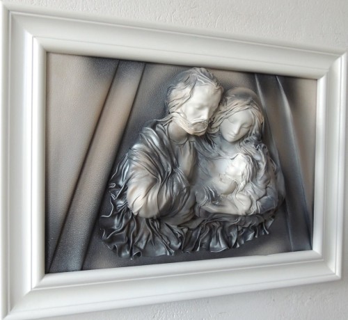 Obraz z płaskorzeźbą świętej rodziny w białej ramie.JPG