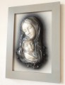 Matka Boża, obraz w szarej ramie, czarno-biała kolorystyka, ręcznie wykonany, skóra, ujęcie z profilu.