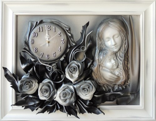 Obraz Matki Bożej z różami w białej ramie.jpg