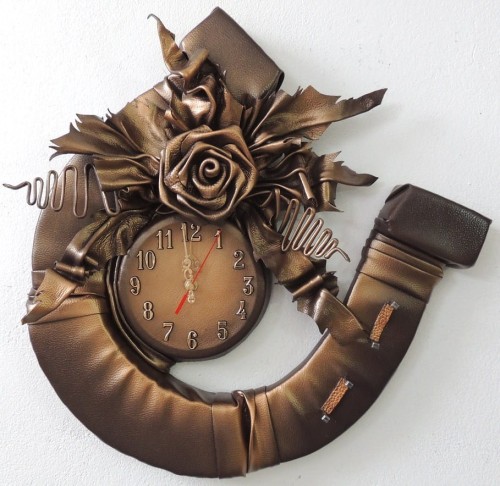 zegar w kształcie podkowy, róża koloru bronzo