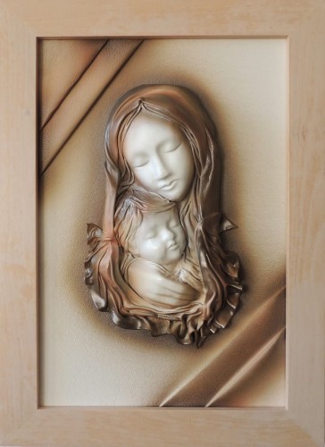 Obraz z dużą płasdkorzeźbą maryji na pamiątkę ślubu.JPG