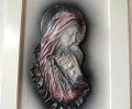 Maryjka, Matka Boża w czarno-białej kolorystyce, lekko różowy odcień, rama biała miedziowana, rękodzieło ze skóry.