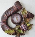 Stylowa podkowa z zegarem i kiscią winogrona
