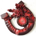RÓŻE W BORDOWYM KOLORZE, PODKOWA ZEGAROWA, RĘKODZIEŁO W SKÓRZE
