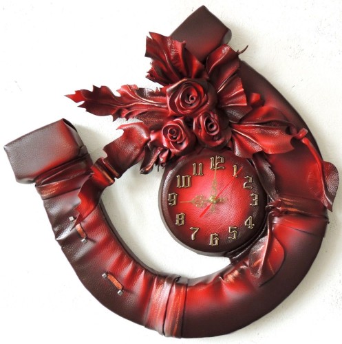RÓŻE W BORDOWYM KOLORZE, PODKOWA ZEGAROWA, RĘKODZIEŁO W SKÓRZE