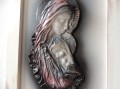 Maryjka, Matka Boża w czarno-białej kolorystyce, lekko różowy odcień, rama biała miedziowana, rękodzieło ze skóry.