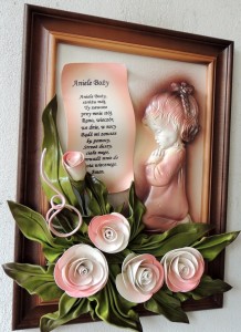 DZIEWCZYNKA MODLĄCA SIĘ DO ANIOŁA STRÓŻA Z MODLITWĄ. RĘKODZIEŁO, PROSTA FORMA, RAMA DREWNIANA. A3-D2