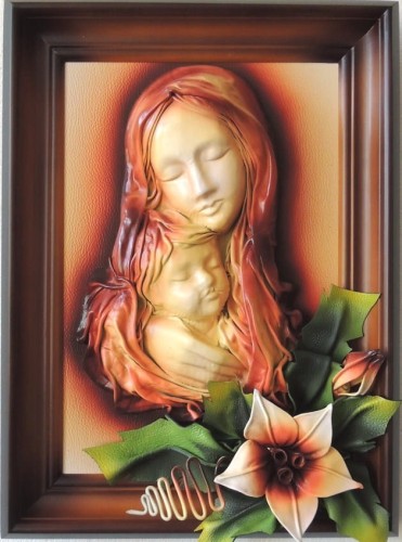 OBRAZ Z MATKĄ BOŻĄ, W KOLORZE ŁOSOSIOWYM, OZDOBIONY LILIĄ