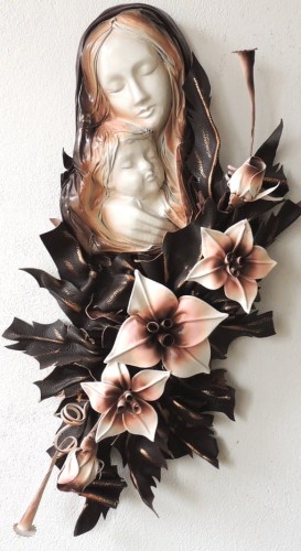 PŁASKORZEŹBA MARYJI + LILIE ZE SKÓRY