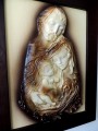 ŚWIĘTA RODZINA W PŁASKIEJ BRĄZOWEJ RAMIE Z LITEGO DREWNA, SKÓRA, RĘKODZIEŁO WYKONANE W POLSCE, MOŻLIWE WYKONANIE DEDYKACJI, GRAWERUNKU, WSPANIAŁY PREZENT, ŚLUBNY, NA PODZIĘKOWANIE, JUBILEUSZ