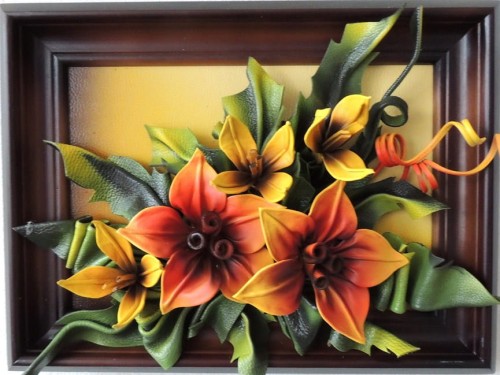 CIEKAWY OBRAZ Z LILIAMI, CIEPŁA KOLORYSTYKA, RĘKODZIEŁO W SKÓRZE