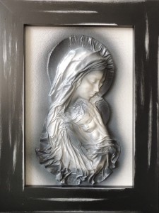 Obraz z Maryją w czarnej posrebrzanej ramie na prezent Jubileuszowy - S2-13