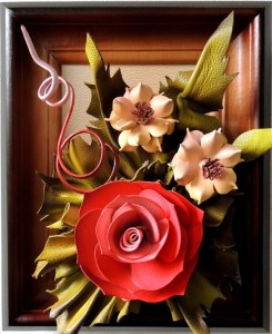 Obrazek z malinową różą i kwiatuszkami - Rękodzieło na prezent dla kobiety
